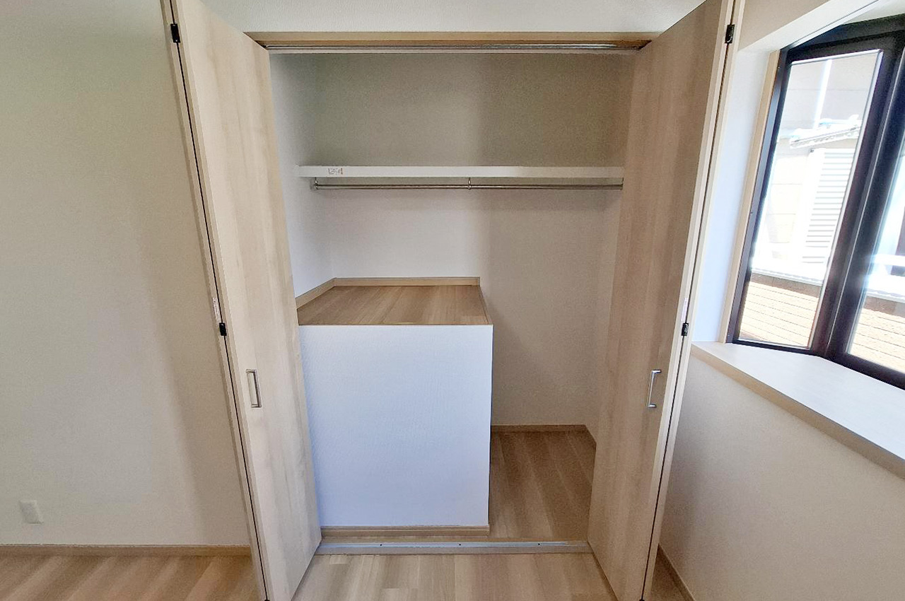 洋室①のクローゼット。きれいに新調済みです。