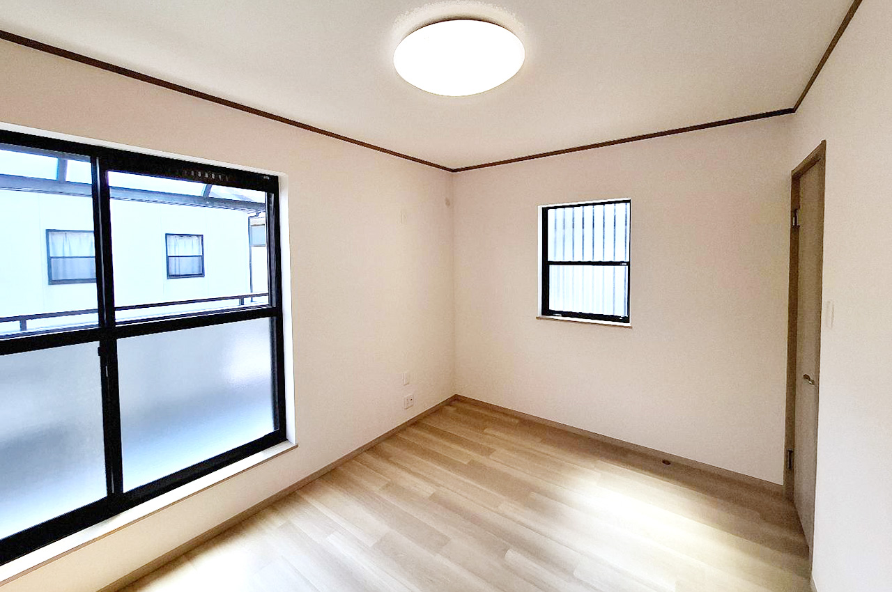 二面採光で明るくバルコニーに面した洋室②。洋室①へ行き来も可能です。