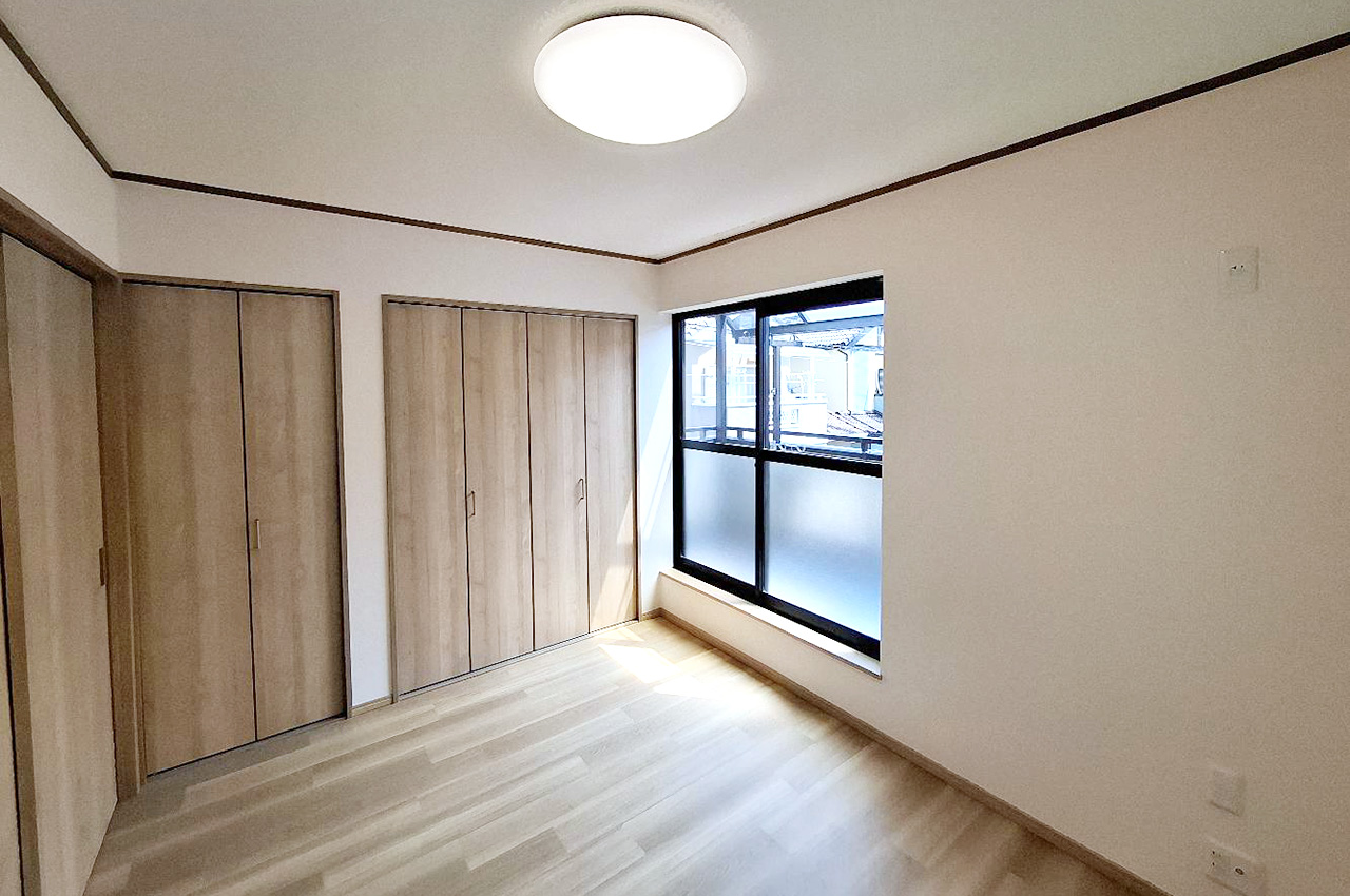 リフォームできれいになった洋室②。2ヶ所のクローゼット付きでお部屋はすっきりと片付きます。