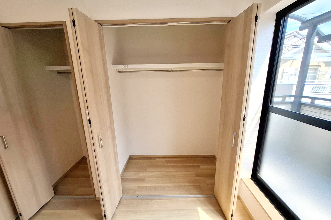 洋室②のクローゼット。きれいにリフォーム済みです。