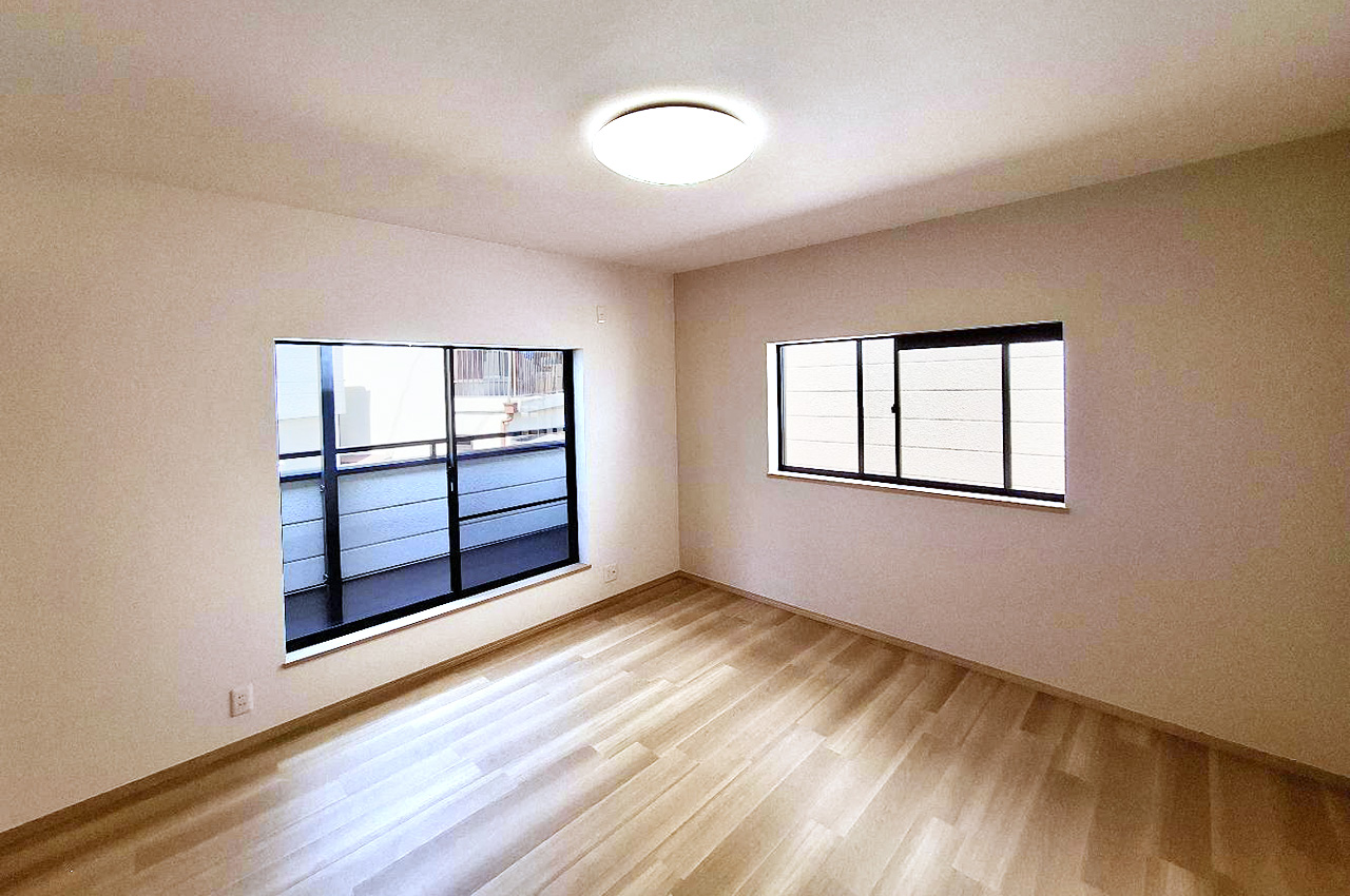 約8帖の洋室③。リフォームでまっさらのお部屋になりました。