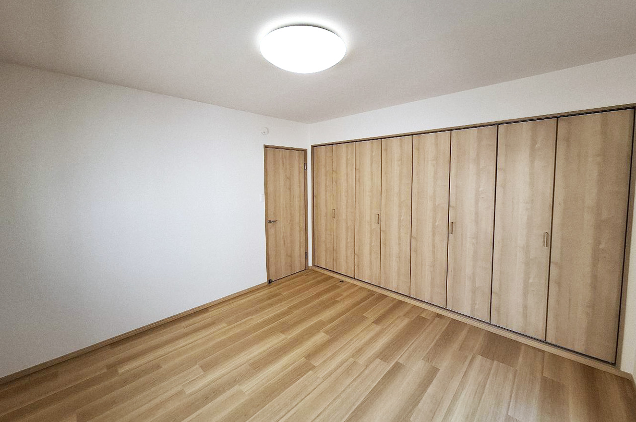 ワイドなクローゼット付きでゆったりとした洋室③は、主寝室にぴったりのお部屋です。