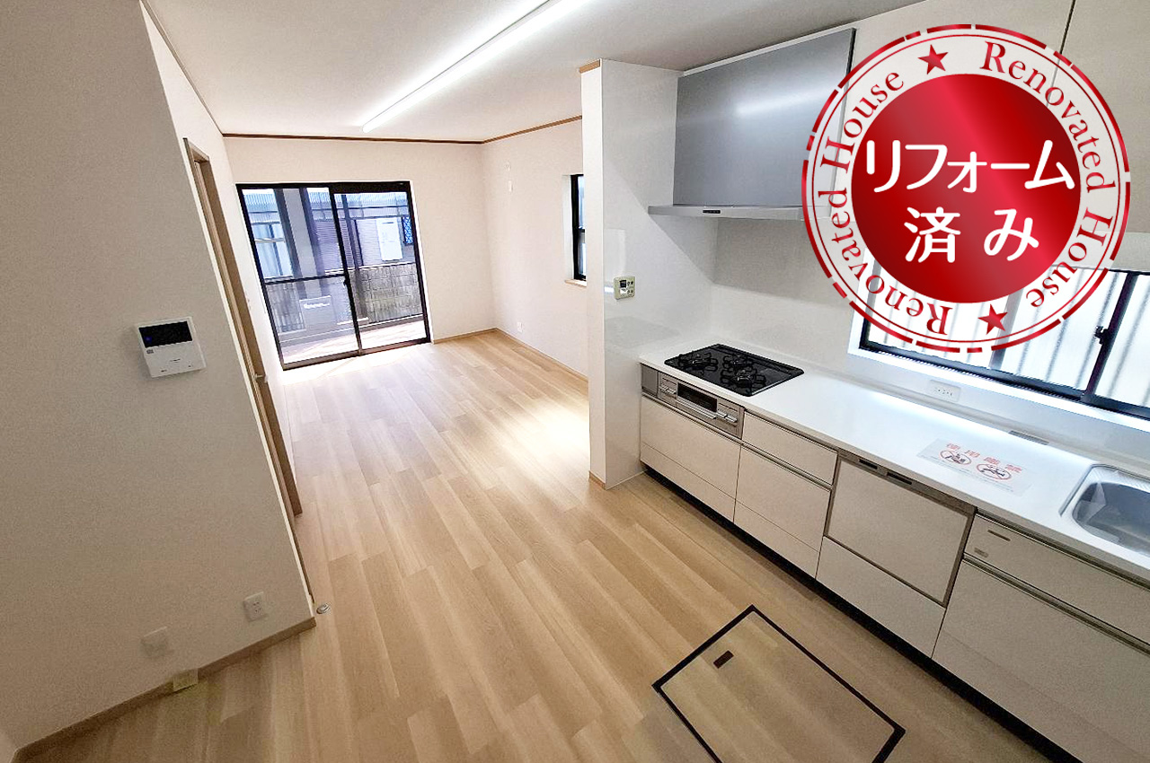 2面採光で明るく風通りの良いLDK。クロスやフロアタイルを新調し、きれいに生まれ変わりました。