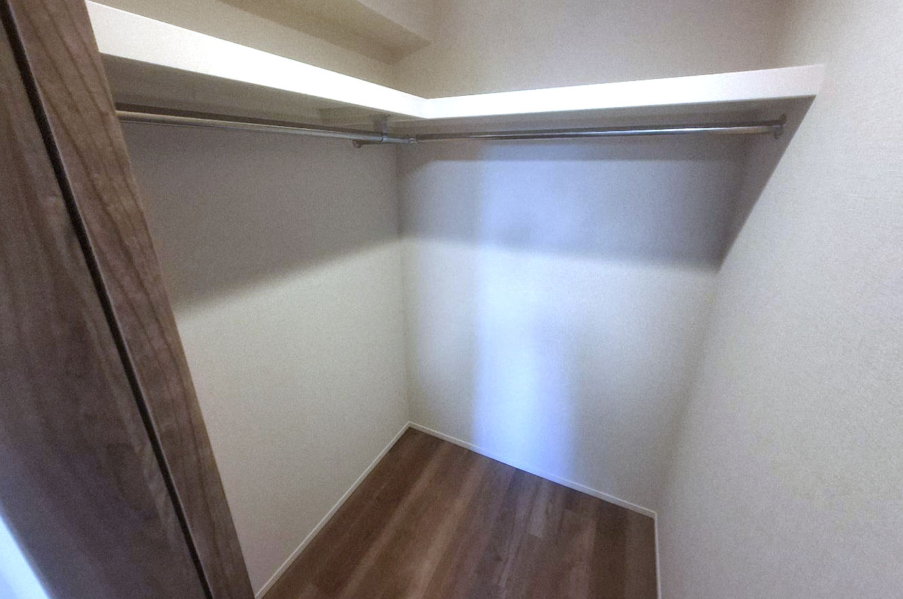 洋室約6.5帖内の広々ウォークインクローゼット。お部屋はすっきりと片付きます。