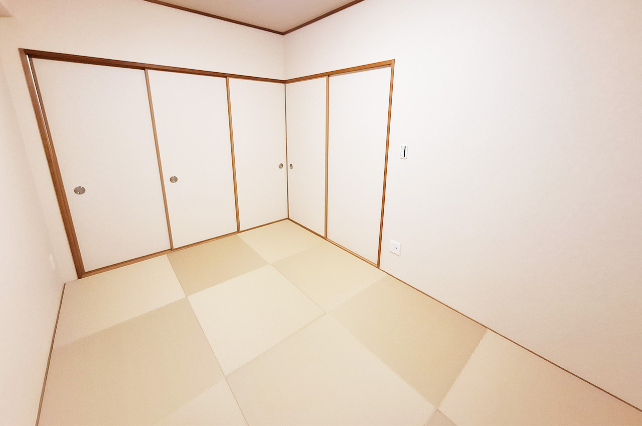 和室：半帖畳を新調済み。襖を開ければLDKとの一体利用も可能。