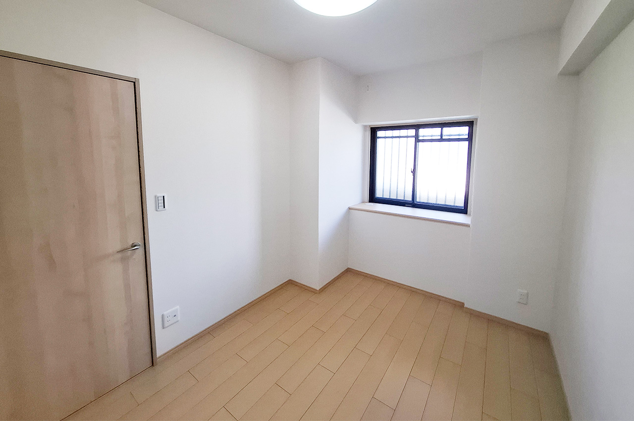 洋室2：クロスやフローリングを貼替えるなどリフォーム済み。