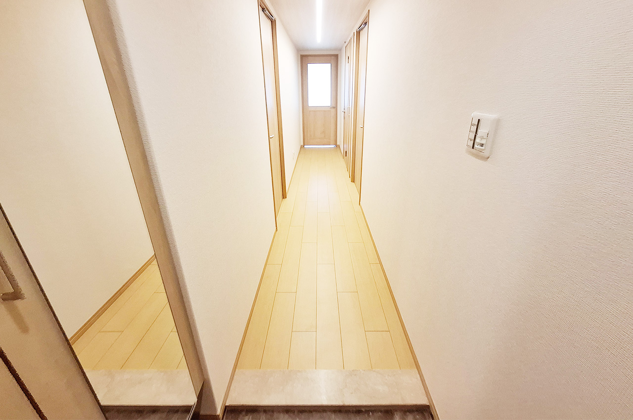 廊下：クロスやフローリングを貼替えるなどリフォーム済み。