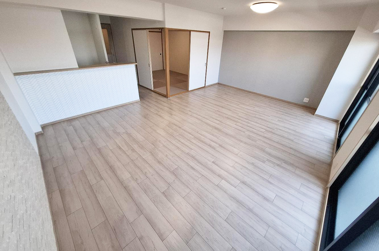 LDKはクロスやフローリングをきれいに貼替え済み。木目調のフローリングが温かみを演出します。