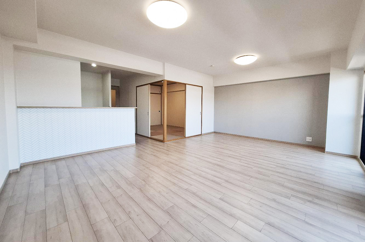 壁一部に施したグレージュのアクセントクロスが、リビングをナチュラルで柔らかい空間にしてくれます。