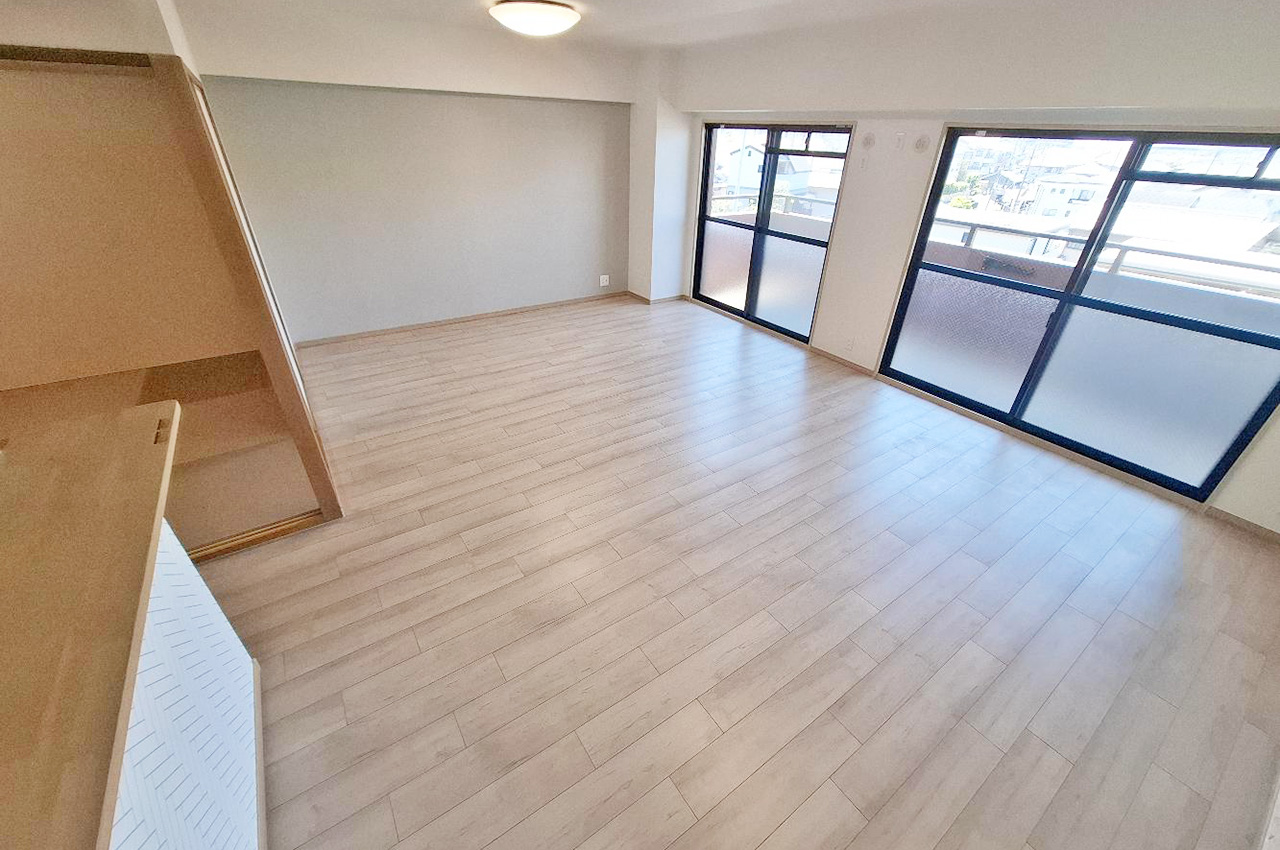 南西向きに面した、明るく開放的なリビングダイニング。