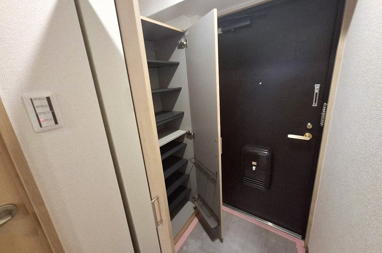 便利な姿見付きで、背の高い下駄箱も新調済みです。