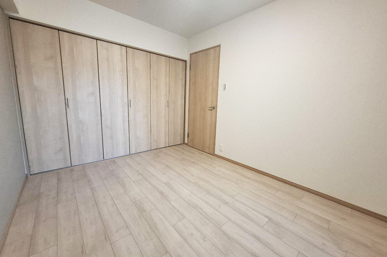 洋室約6.5帖はたっぷり収納できるクローゼット付きで、お部屋をすっきり美しく保てます。