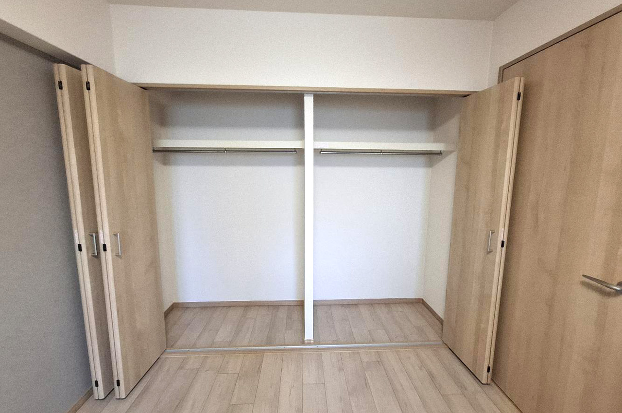 新調済みのクローゼットは部屋幅いっぱいのワイドサイズ。衣類や季節物もすっきり片付きます。