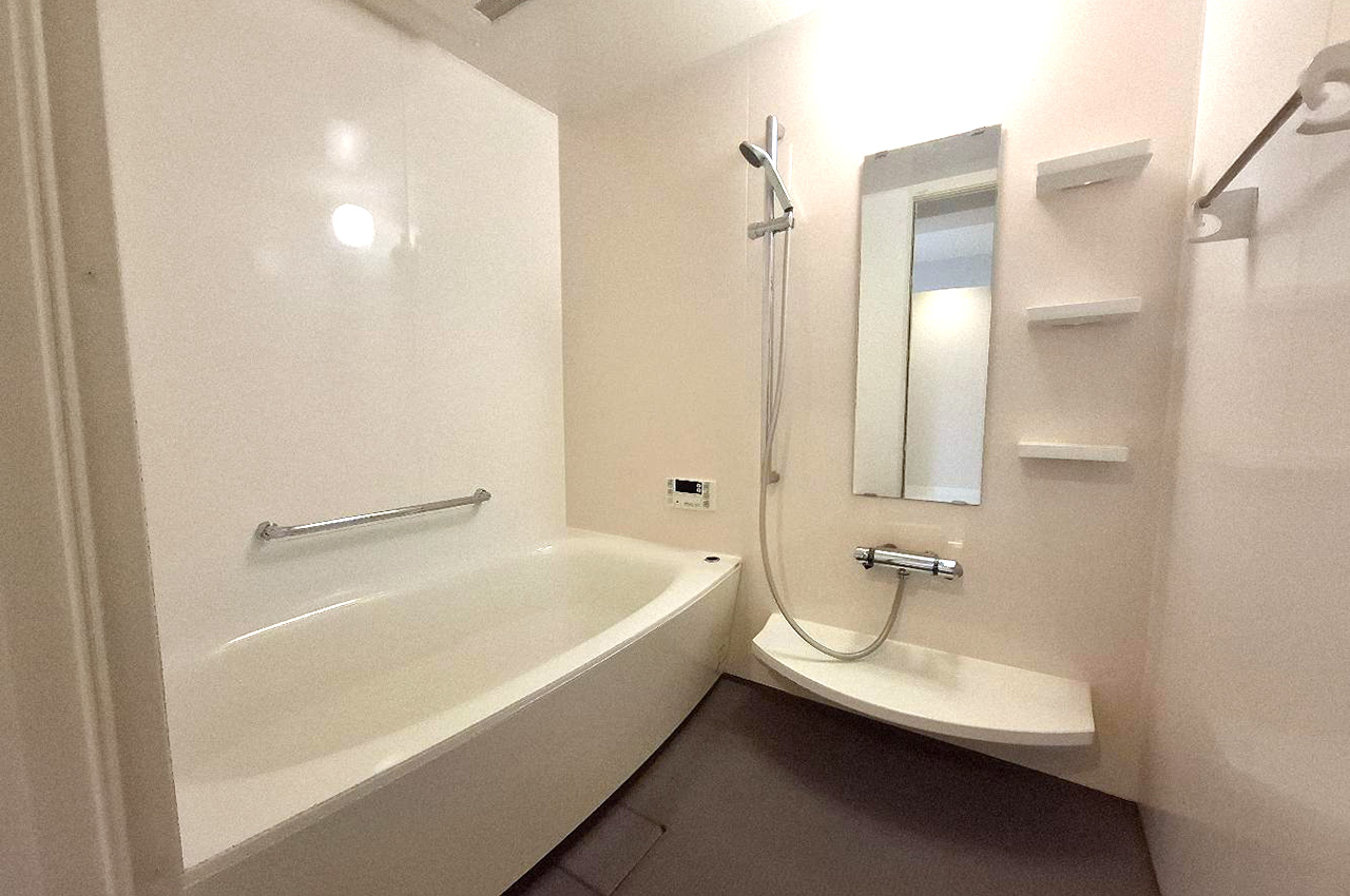 ゆったりと寛げるシステムバス。電気式の浴乾を新調しました。