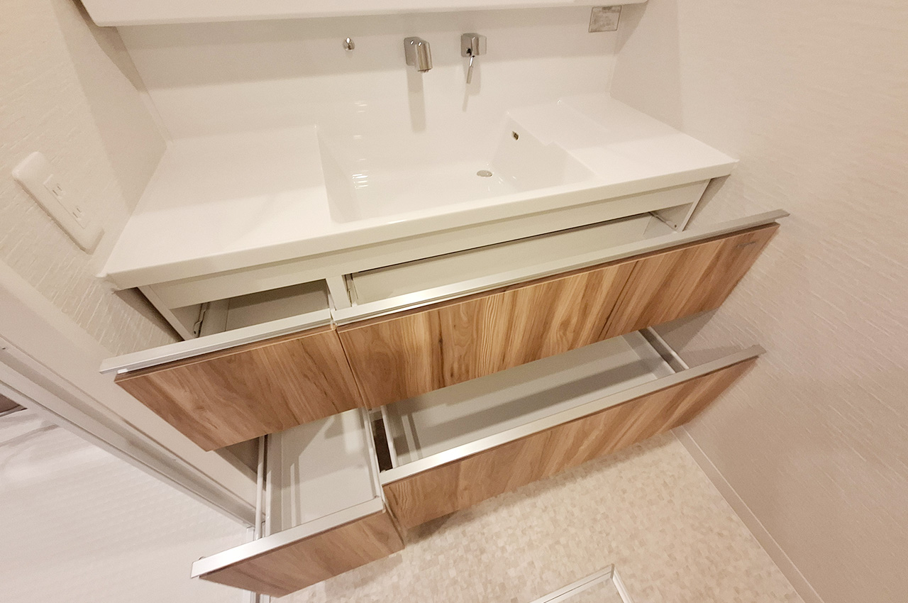 洗面台収納：使いやすいスライド式収納で、日用品がすっきりと片付きます。