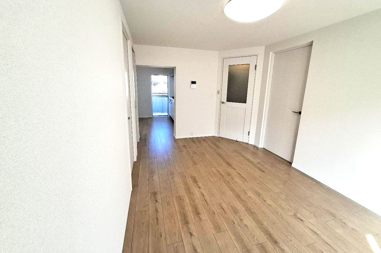 家族が寛ぐリビングスペース。南東向きに面した明るい空間です。