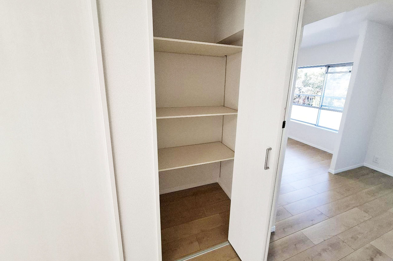 リビング内の棚付き物入。きれいに新調済みです。