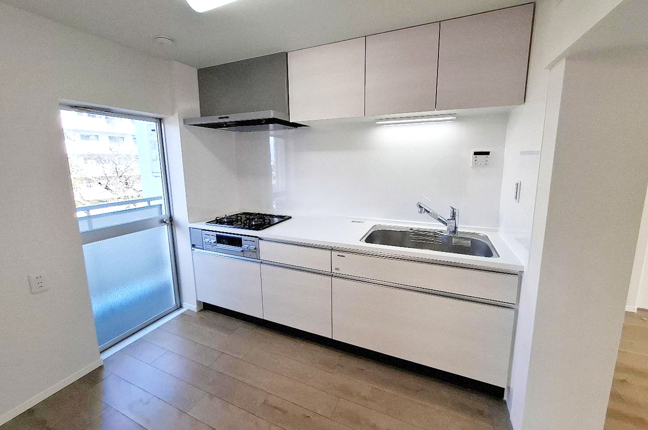 タカラスタンダードのシステムキッチンを新調。清潔感のあるホワイトウッドの扉色です。