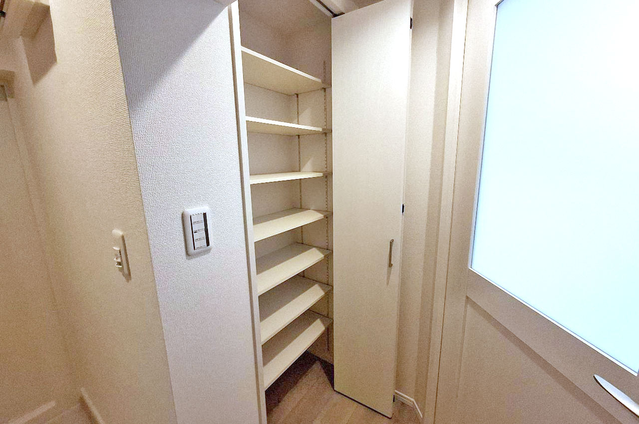 廊下にある便利な可動棚付き物入。リフォームできれいになりました。