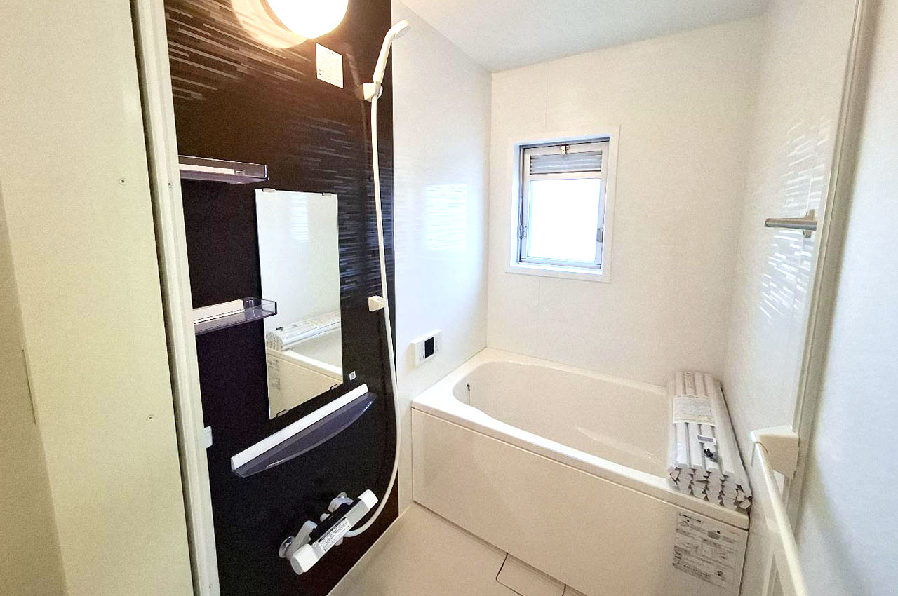 ハウステックのシステムバスを新調。水はけが良く、乾きやすい床材を使用しています。