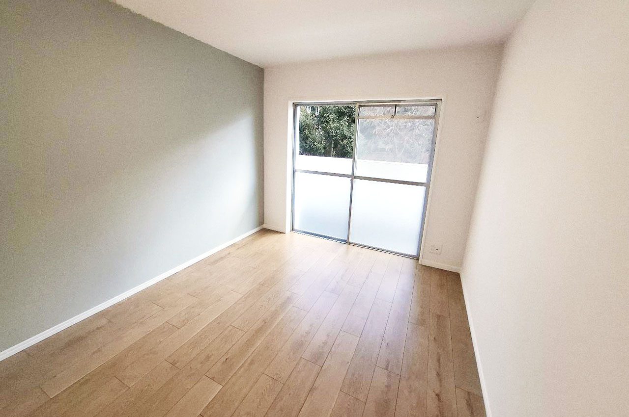 バルコニーに面した約6帖の洋室①。和室から生まれ変わったまっさらのお部屋です。