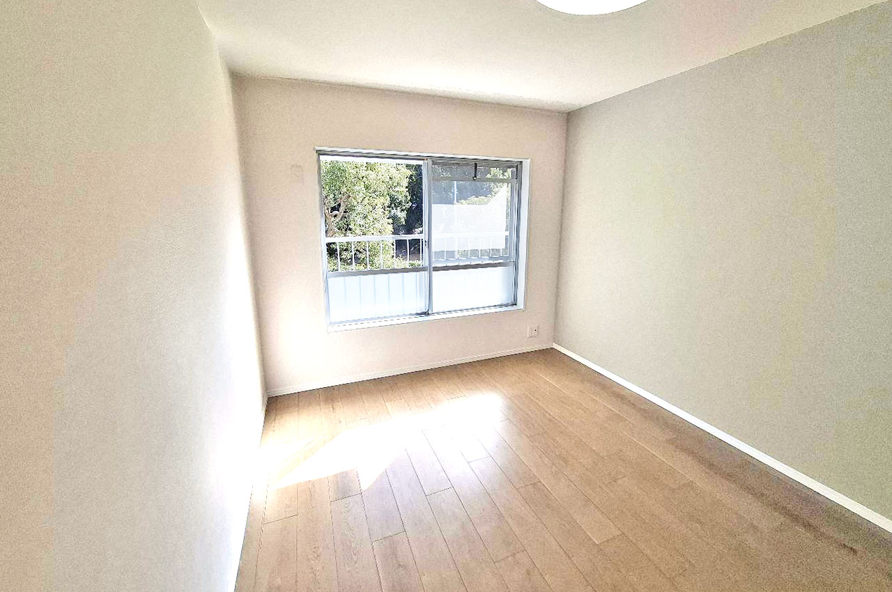 約6帖の洋室②も、和室をリノベーションして新しく生まれ変わったお部屋です。