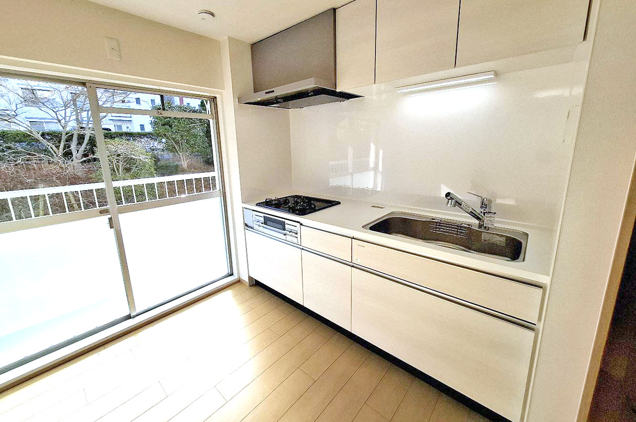 システムキッチンも新調済み。バルコニーへ出られる窓がある、換気がしやすいキッチンです。