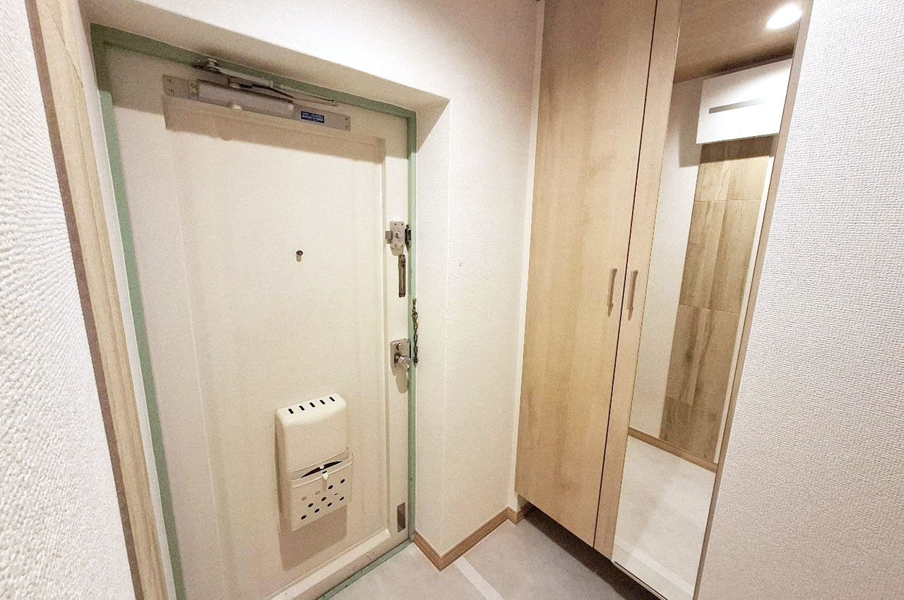 玄関や廊下もピカピカにリフォーム済み。姿見付きの下駄箱も新調しました。