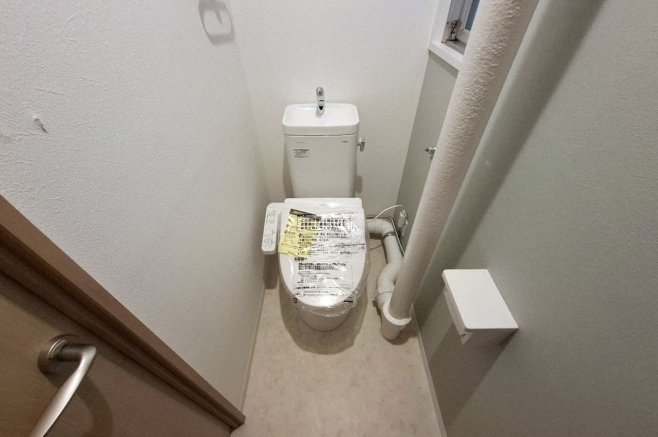 トイレ内もフルリフォーム済み。便器や温水洗浄便座もまっさらです。