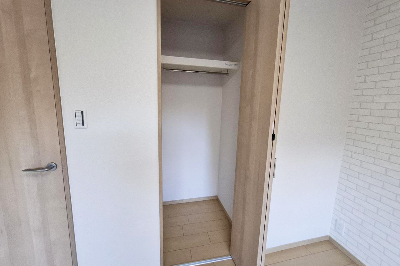 洋室約5.4帖のクローゼット。きれいに新調済みです。