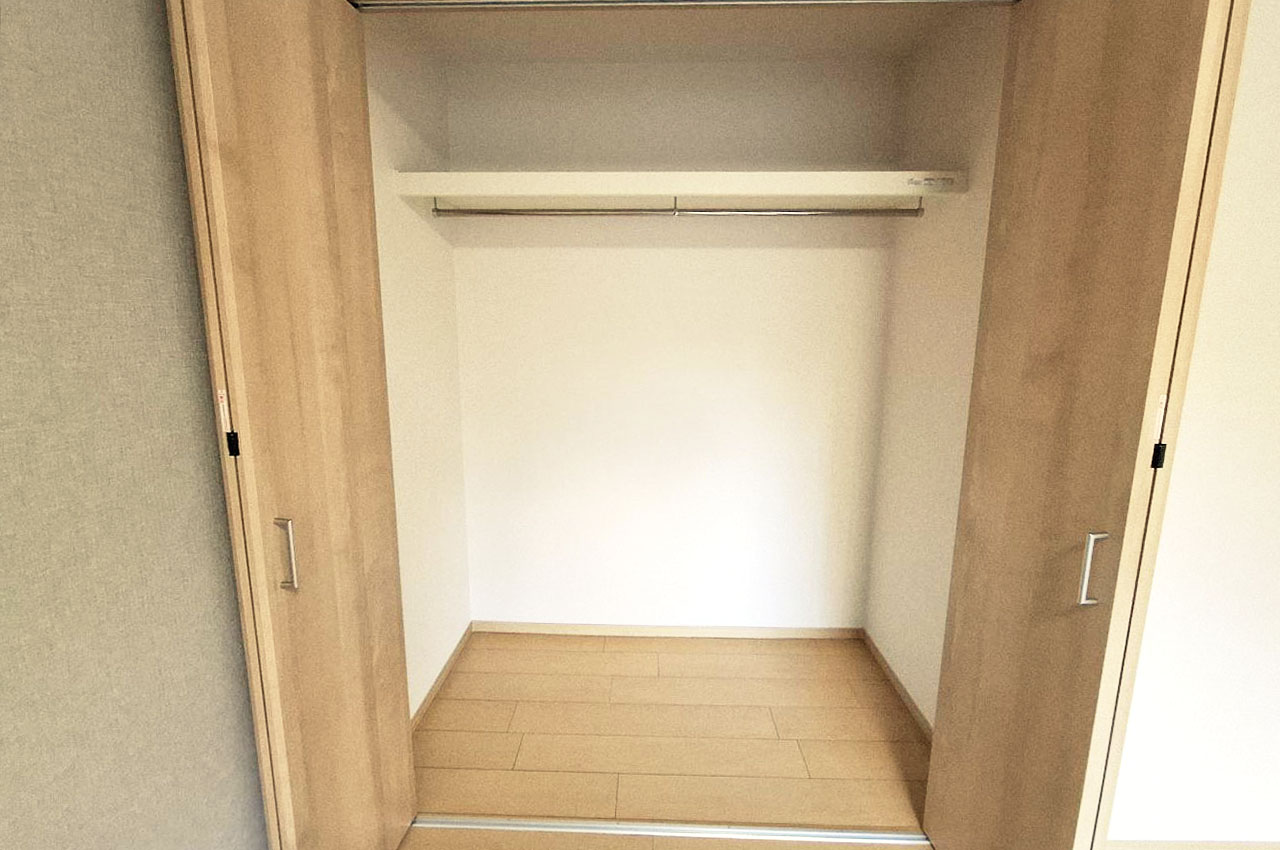 洋室約6帖のワイドなクローゼットも、きれいに新調済みです。