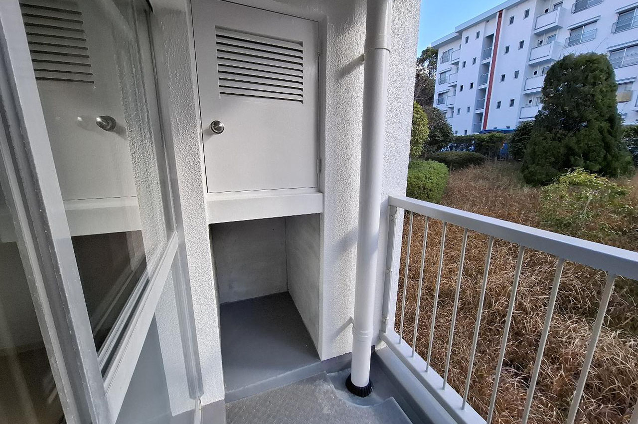 バルコニー内のトランクルーム。お掃除道具や、普段あまり使わない物の収納に便利です。