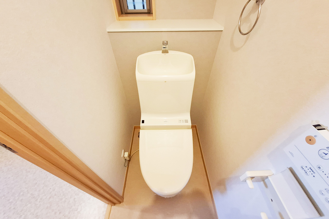 1階トイレ：壁・天井クロスを貼替え済み。