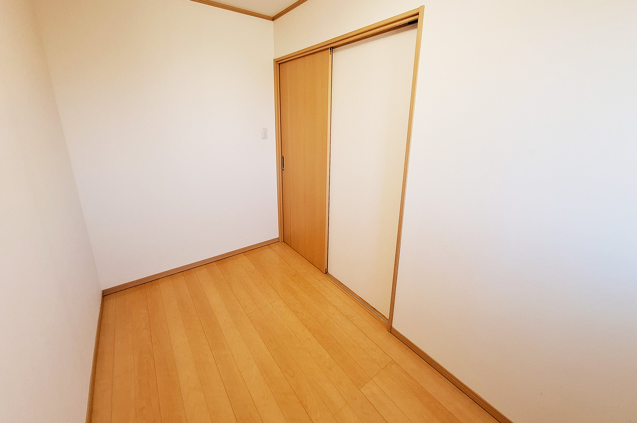 納戸：季節小物や洋服などを収納できる十分なスペースです。