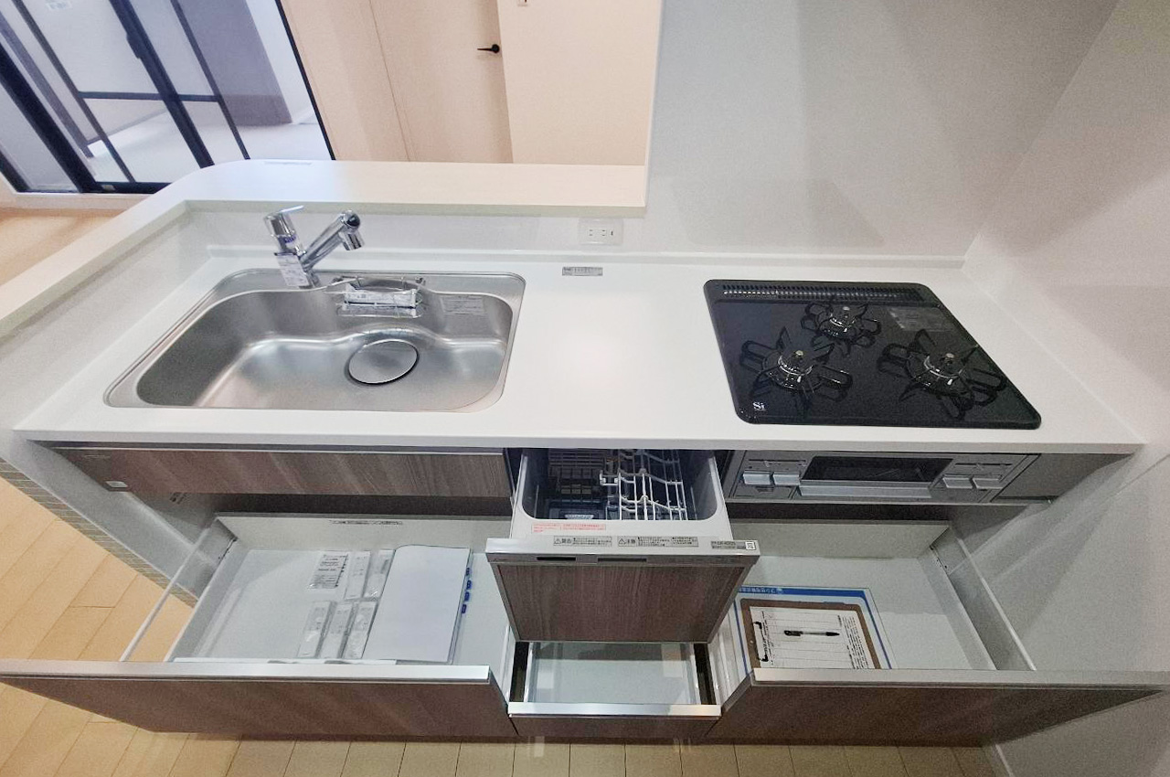 食洗機と浄水器付のシステムキッチン。キッチングッズや食器もすっきり収まる便利なスライド収納も魅力。