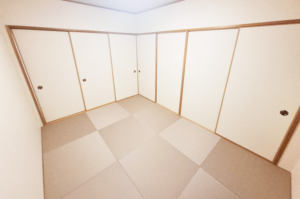 半帖畳を新調しリフォームした和室はゆったりくつろげる癒し空間。客間や寝室、趣味部屋など多用途に。