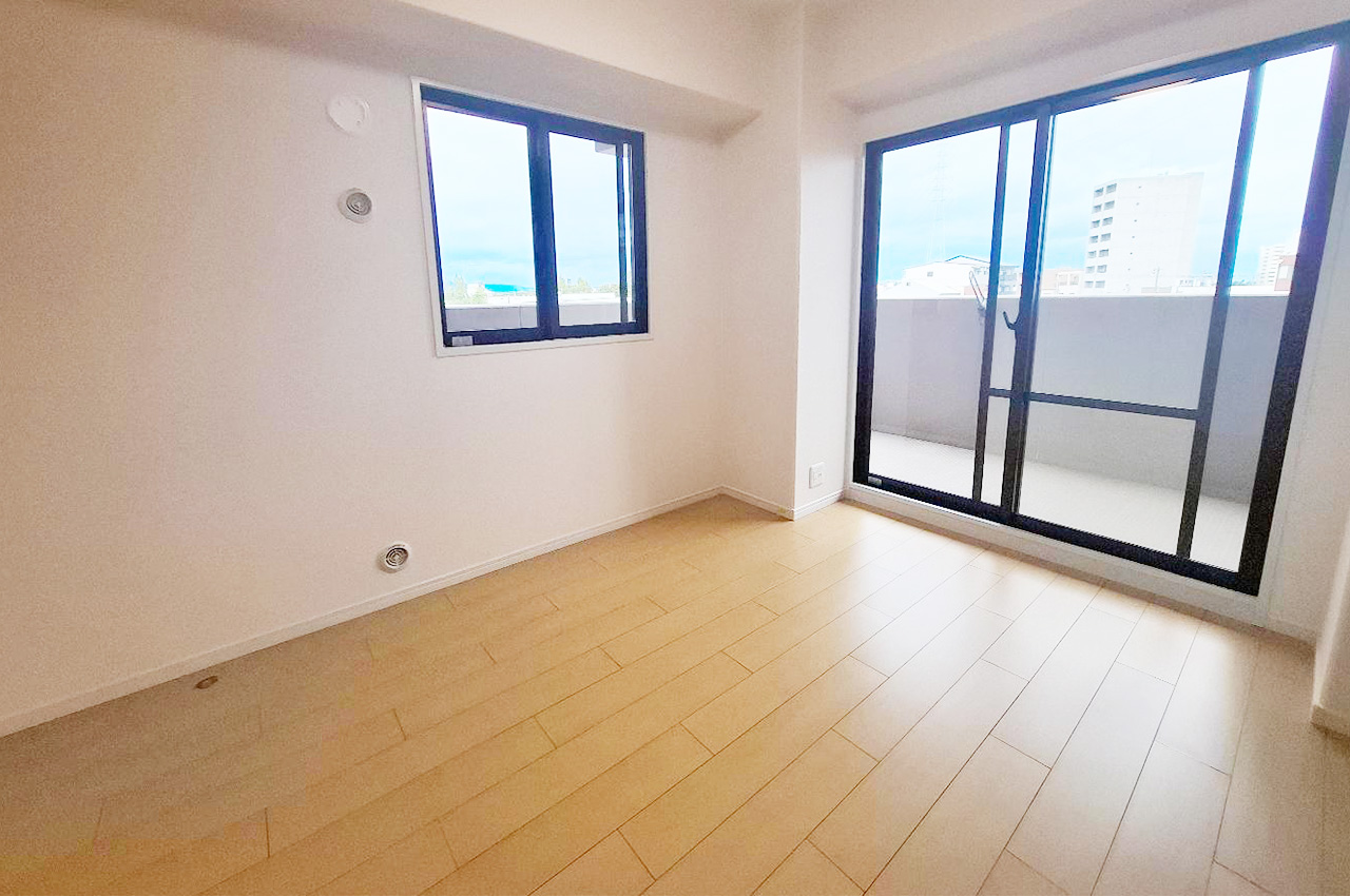 バルコニーに面した洋室①は二面採光で明るく開放感たっぷり。日当たりや風通りも良くで快適です。