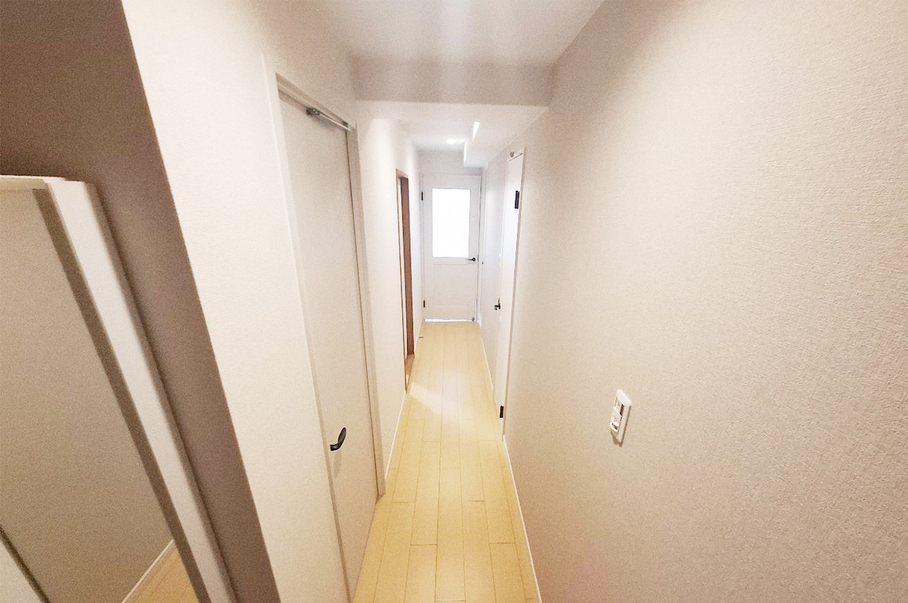 玄関や廊下はリフォームでピカピカに。住まいに入った瞬間から心地よさを感じる空間になりました。