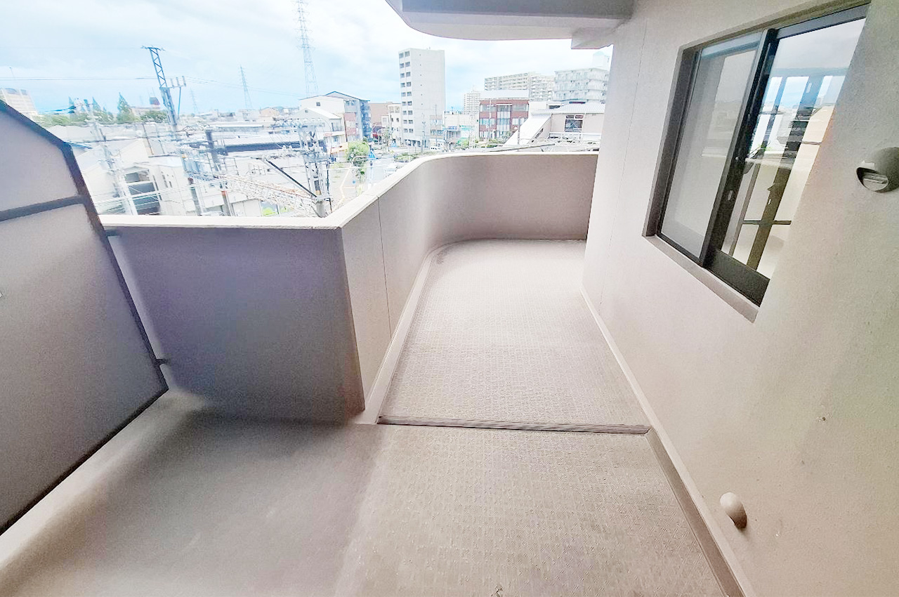 ゆったりとした西向きバルコニーは午後から夕方にかけて心地よい光が差し込みます。