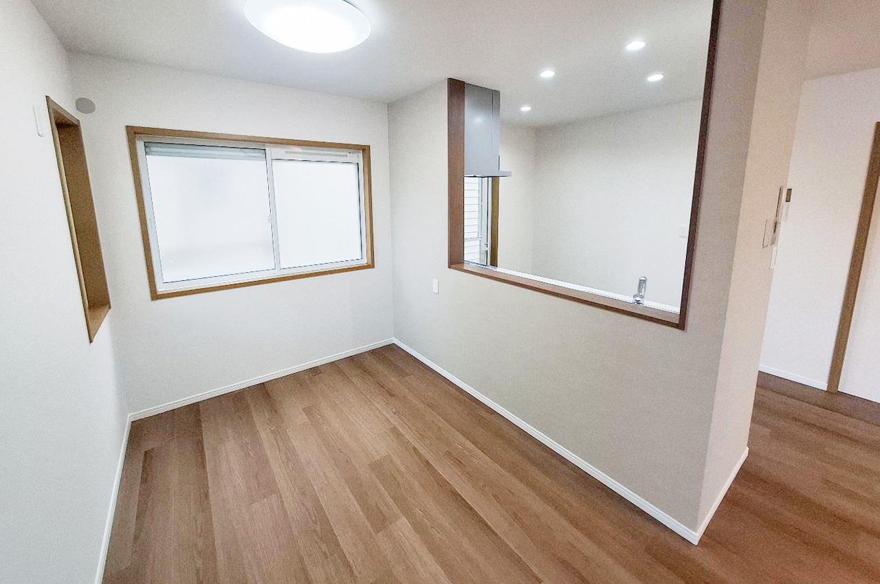 ダイニングキッチン：クロスやフロアタイルを貼替え、照明器具を新調しました。