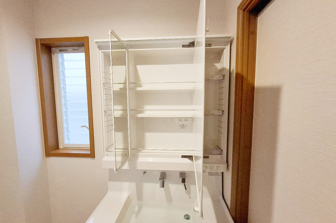 洗面化粧台：三面鏡の背面は収納になっています。