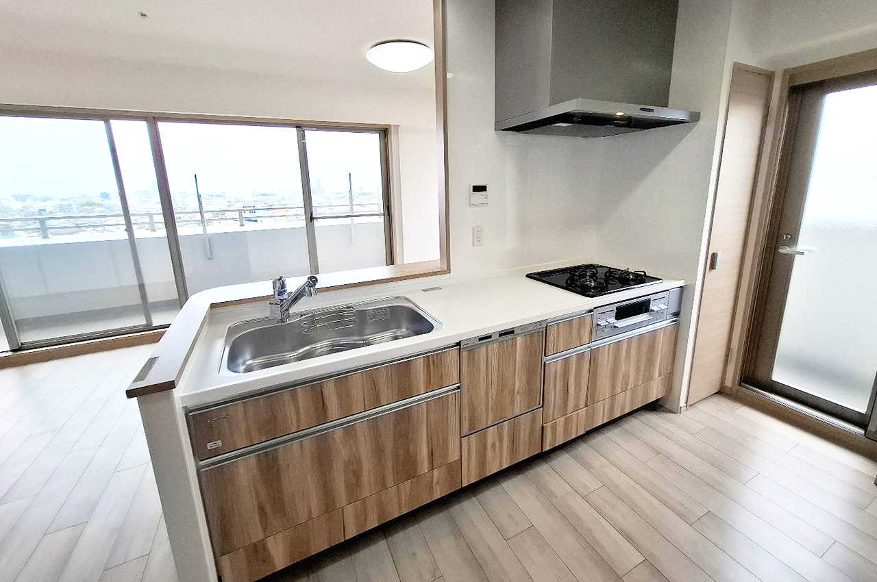 キッチン：バルコニーへ出られる勝手口付きのキッチン