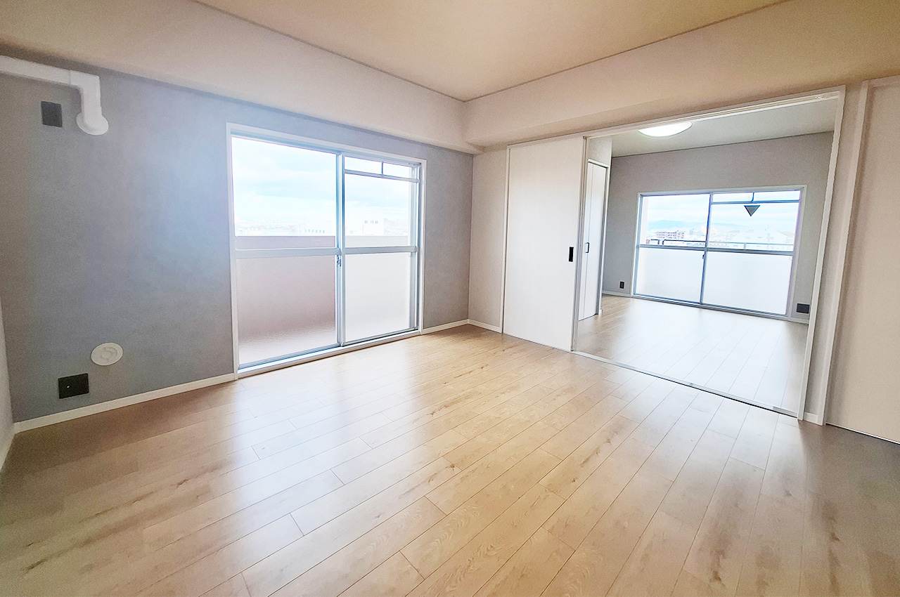 リビングダイニング：続間になった洋室の建具を開ければ、開放的で広々とした空間に。