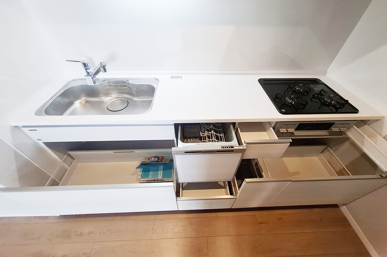 キッチン：スライド式の収納があり整理整頓がスムーズに行えます。
