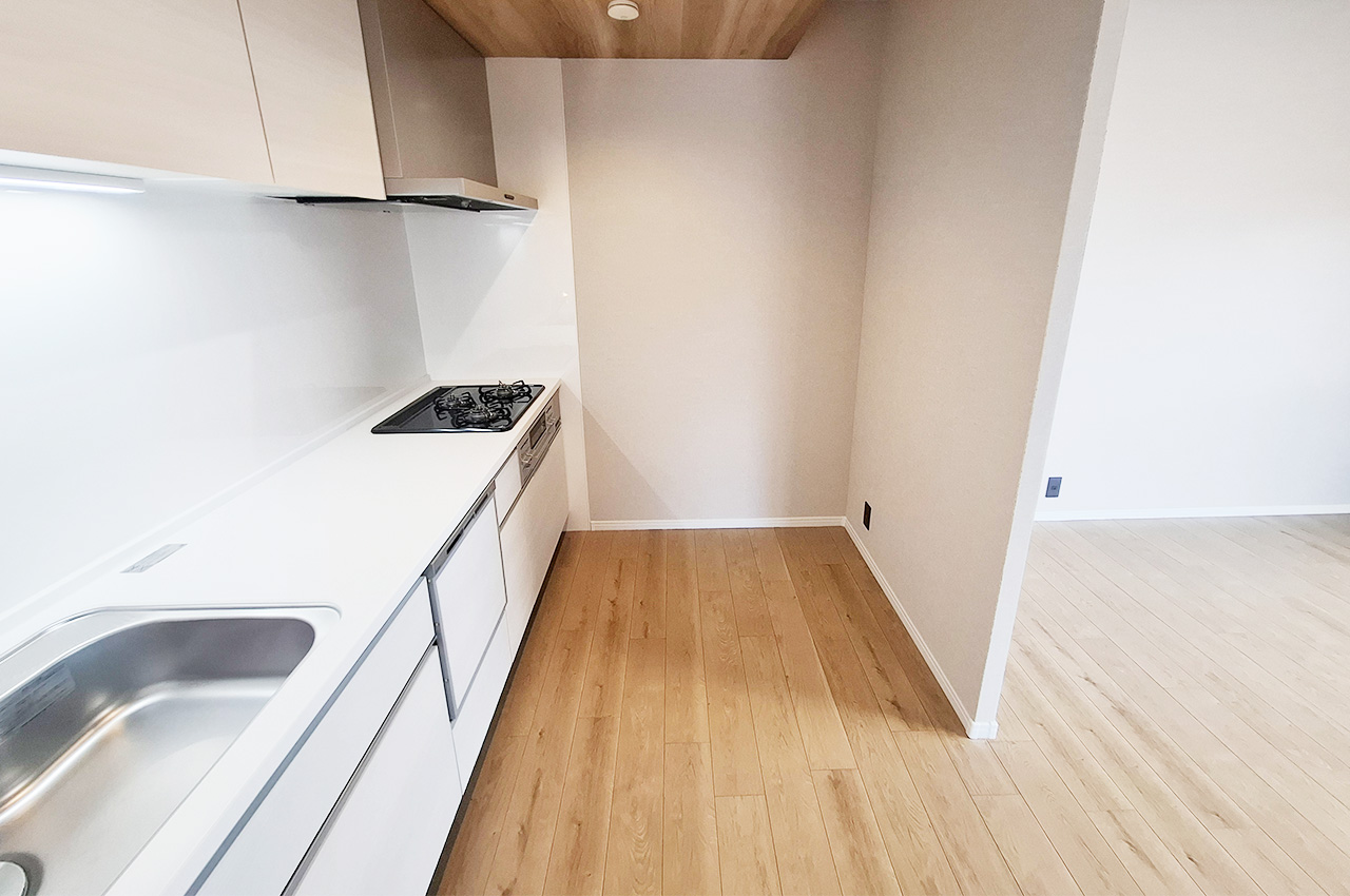 キッチン：仕切りがあり、リビングダイニングと調理スペースをゆるやかに区切れます。