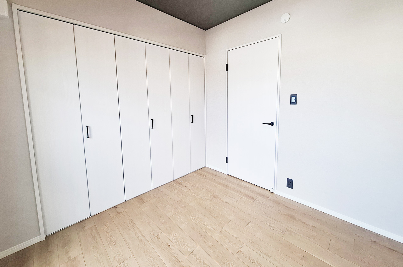 洋室1：クロスやフローリングを貼替えるなどリフォーム済み。