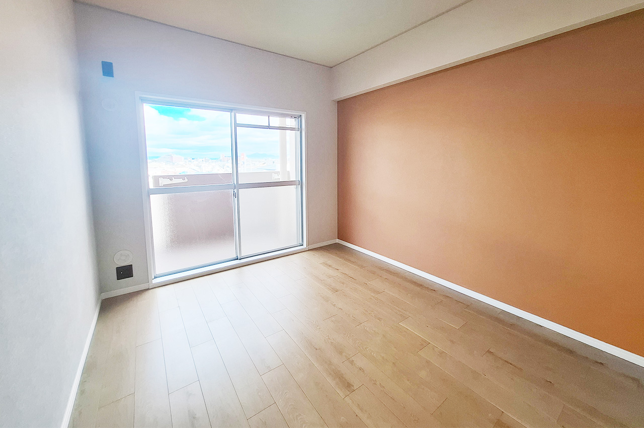 洋室2：和室を洋室にリノベーションしました。バルコニーに面した開放的な空間です。