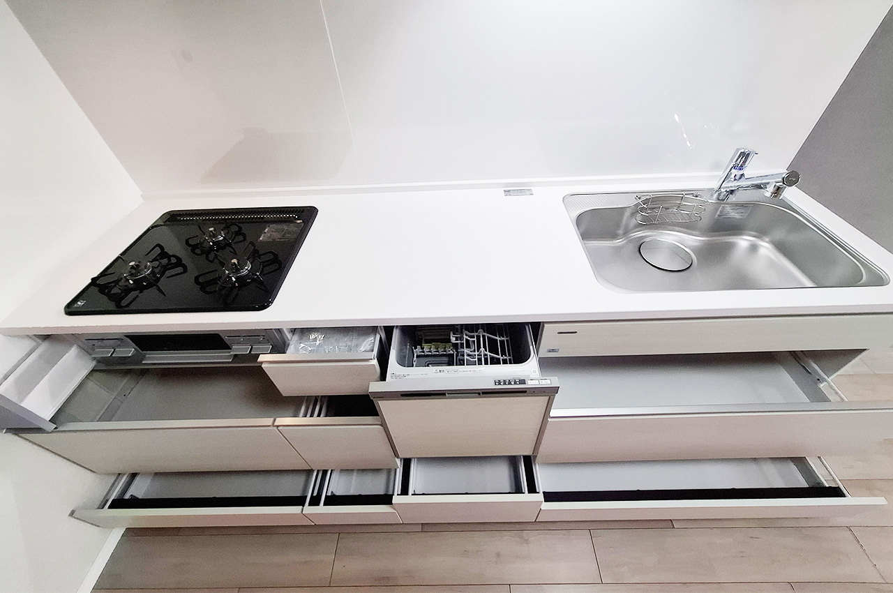 キッチン：スライド式の収納で食器やキッチングッズがすっきりと片付きます。