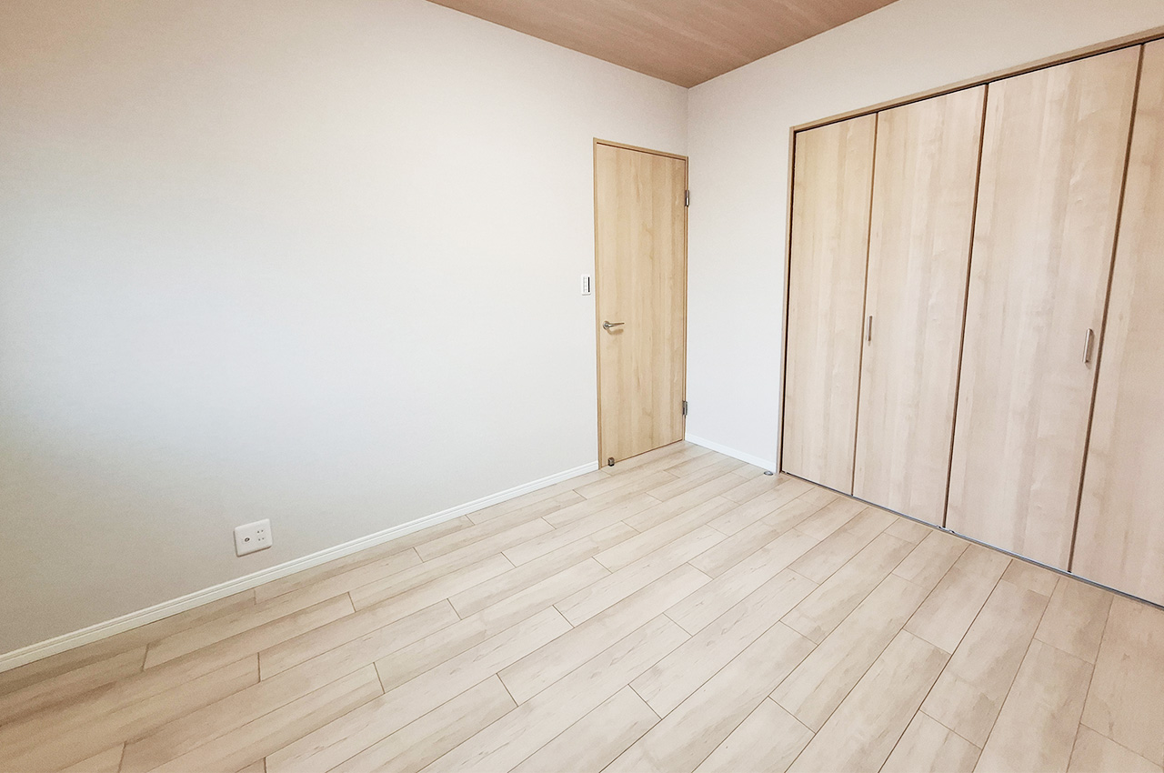 洋室1：クロスやフローリングを貼替えるなどリフォーム済み。