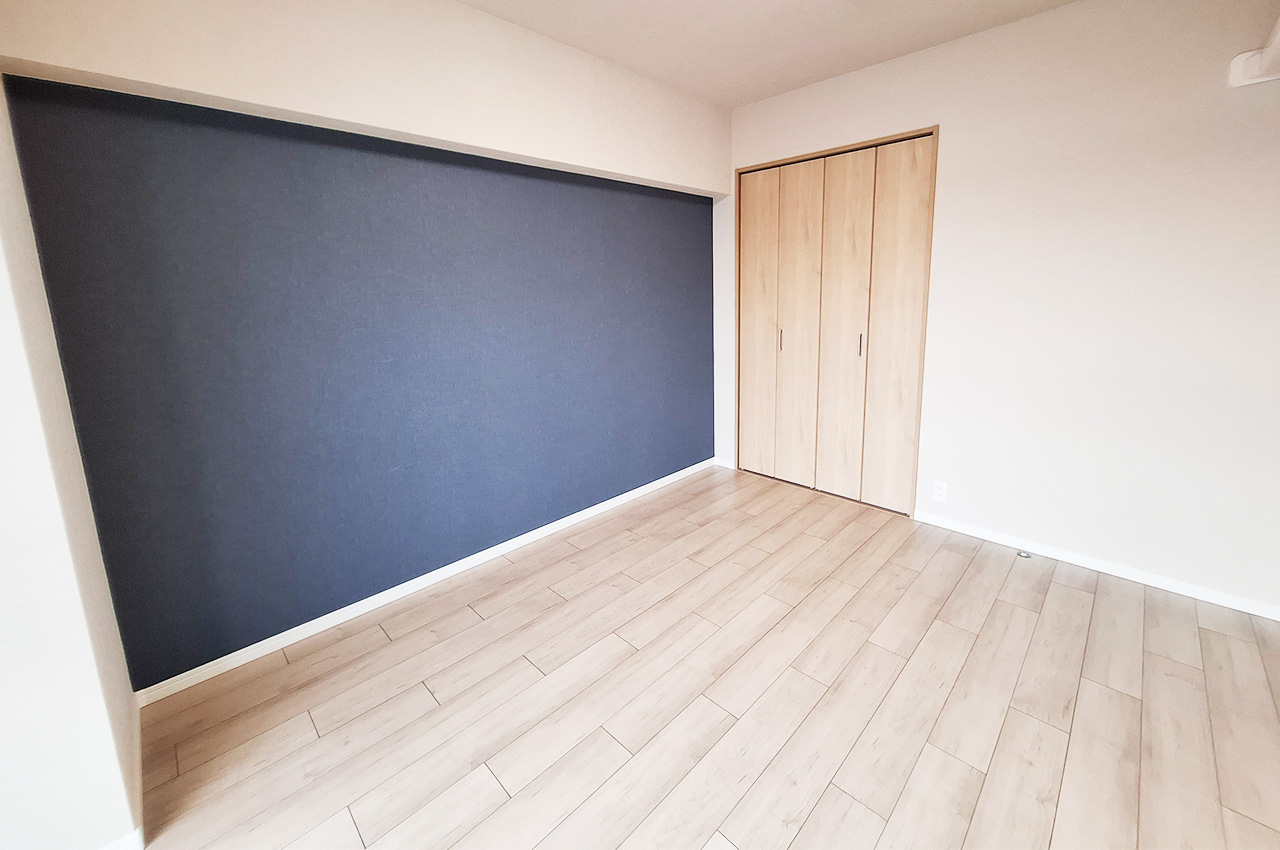 洋室3：壁一部にネイビーのアクセントクロスを施しました。